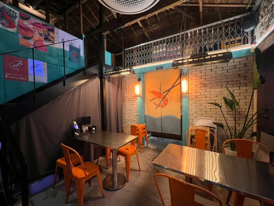 Indoor seating atmosphere at Ttasijia Yeonnam