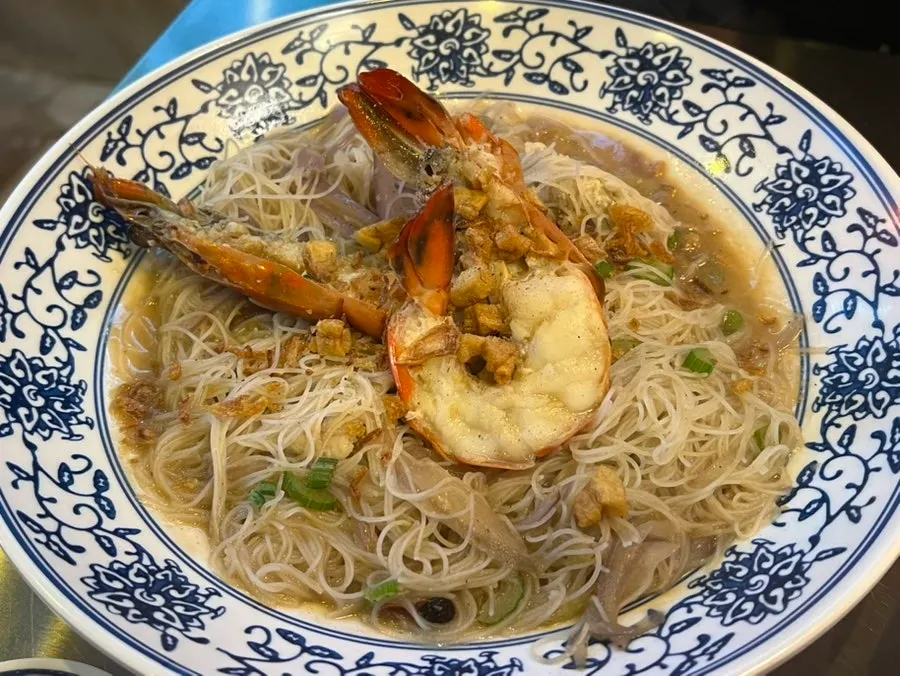 Ttasijia shrimp broth fried noodles topped with shrimp