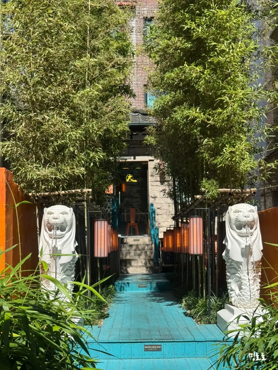 Alley on Donggyo-ro 38-gil where Ttasijia Yeonnam is located