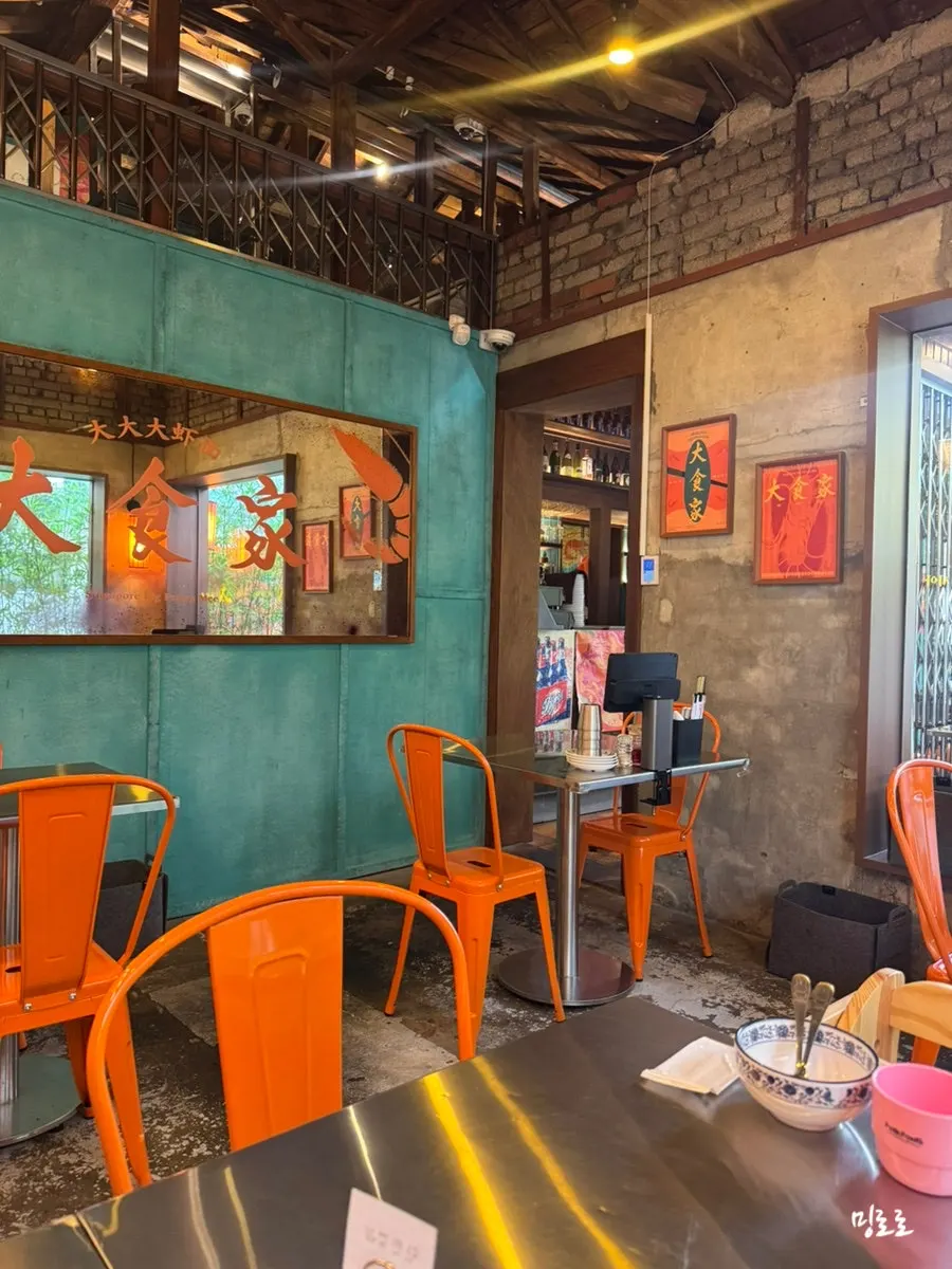 Interior of Ttasijia Yeonnam with a Singapore night market feel