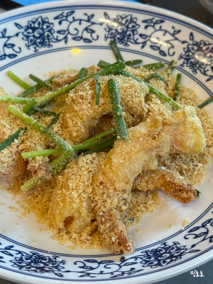 A plate of small-size black vinegar guobaorou