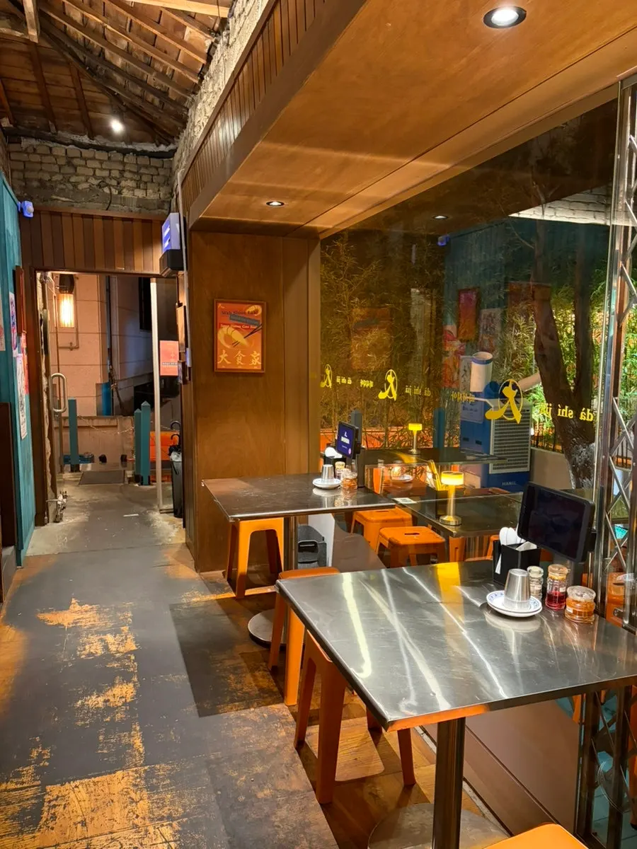 Outdoor patio seating at Ttasijia Yeonnam