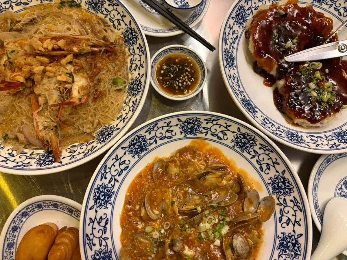 Table set with the three ordered dishes
