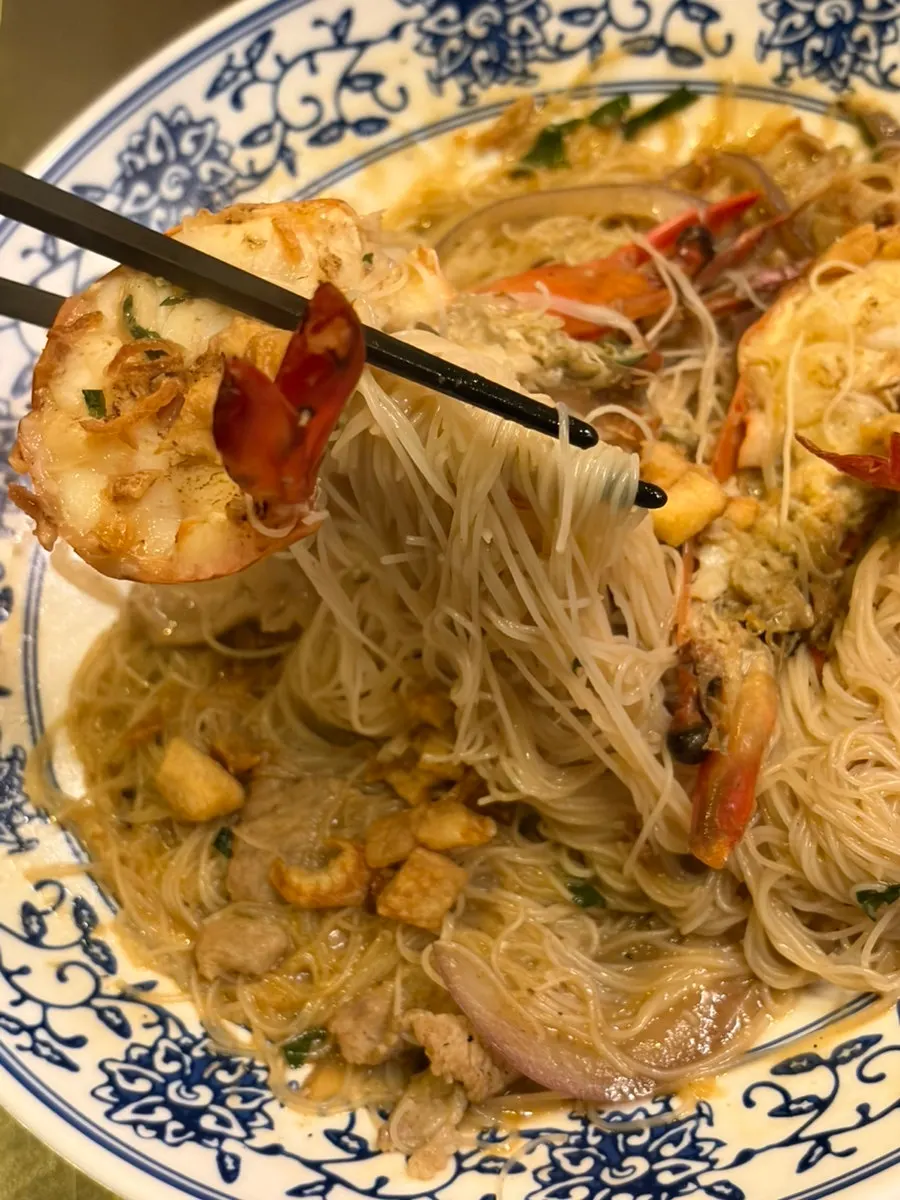 Plump shrimp and noodles in the shrimp broth fried noodles