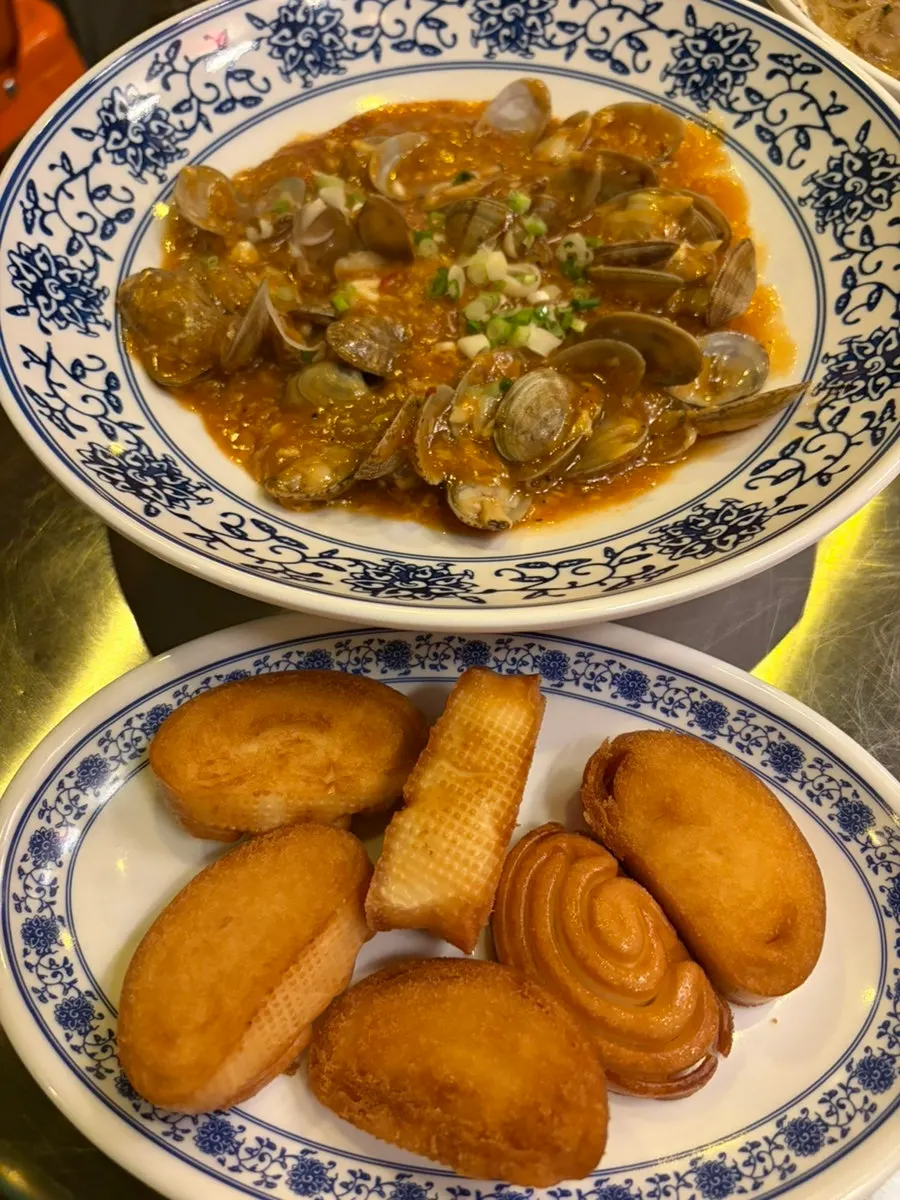 A plate of chili clams with fried mantou
