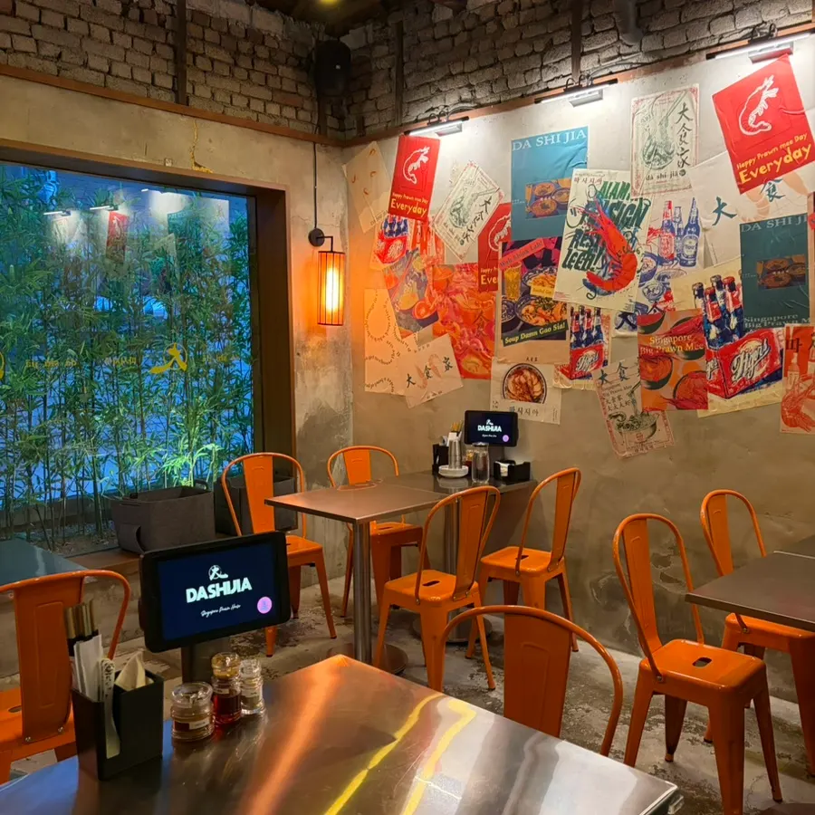 Outdoor table seating at Ttasijia Yeonnam