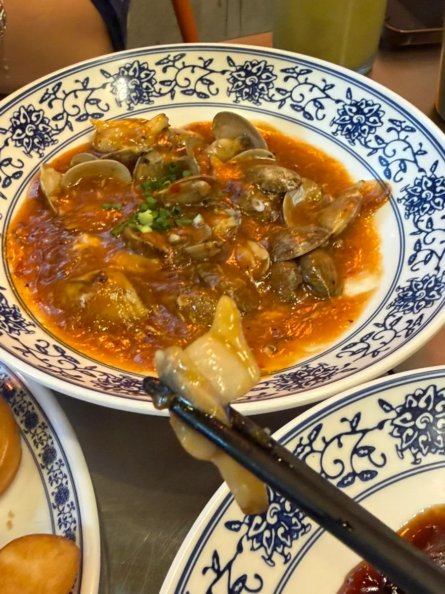 조개를 발라 먹는 칠리클램 클로즈업
