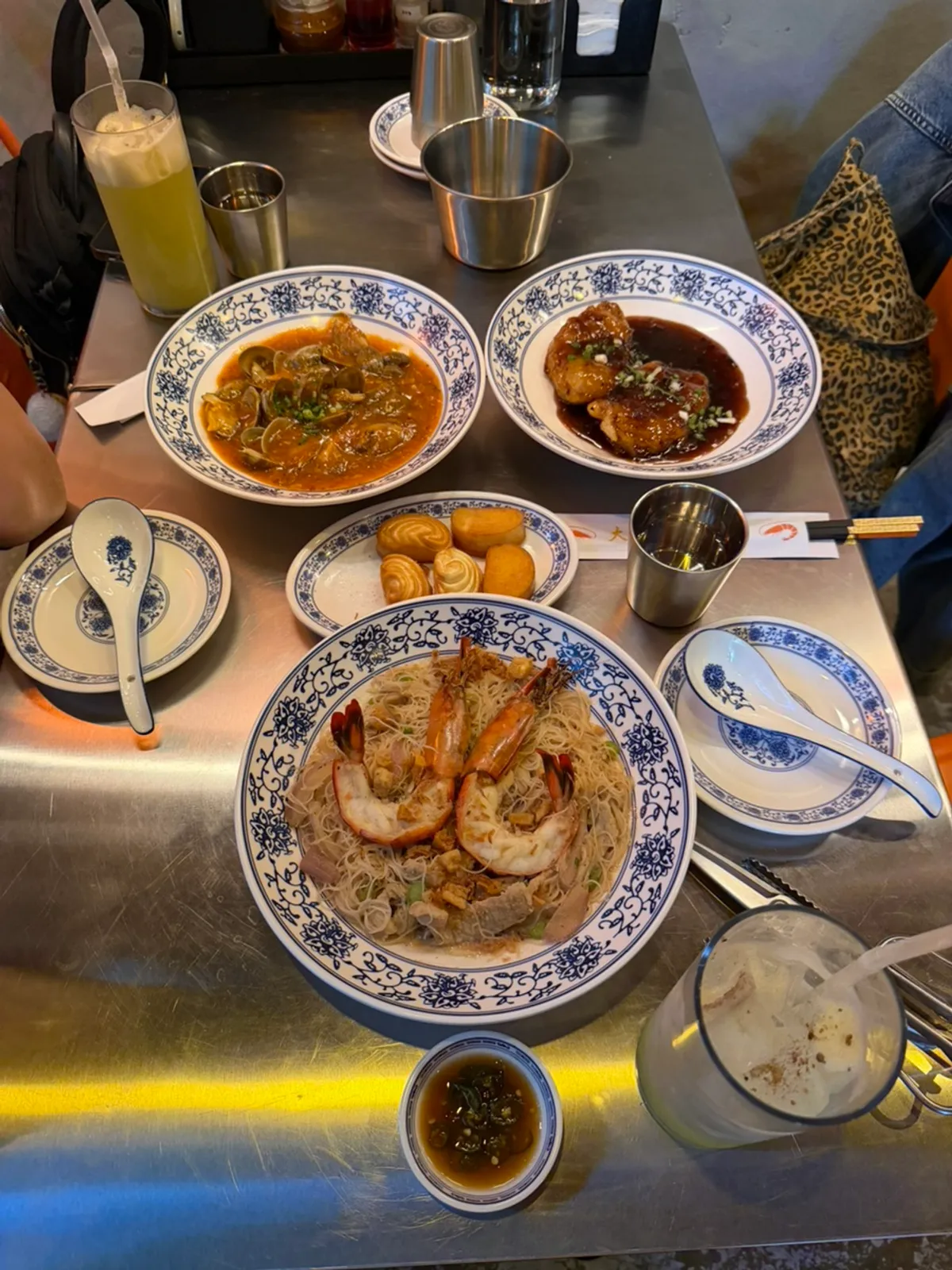 따시지아 연남 칠리클램과 꽃빵튀김 한 상