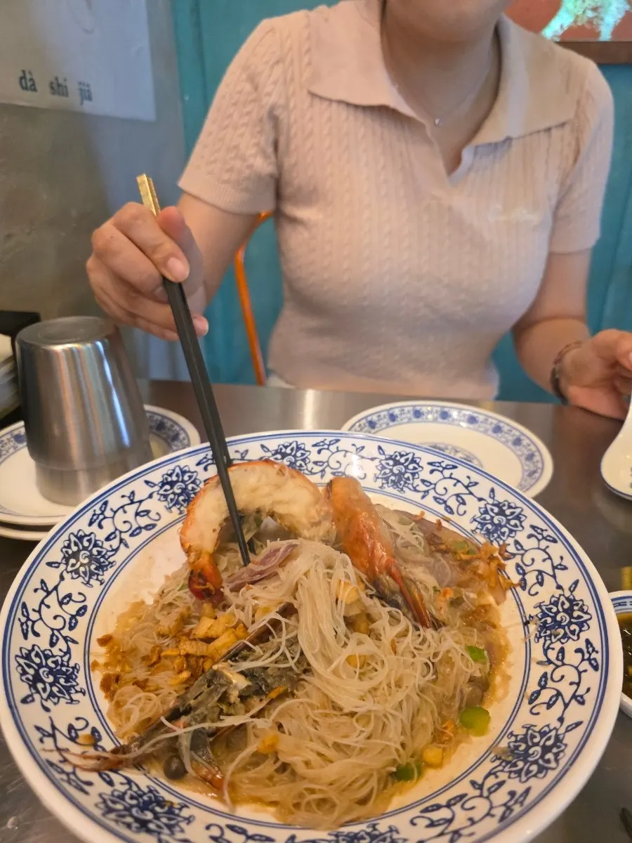 대하가 통째로 올라간 새우 국물 볶음면