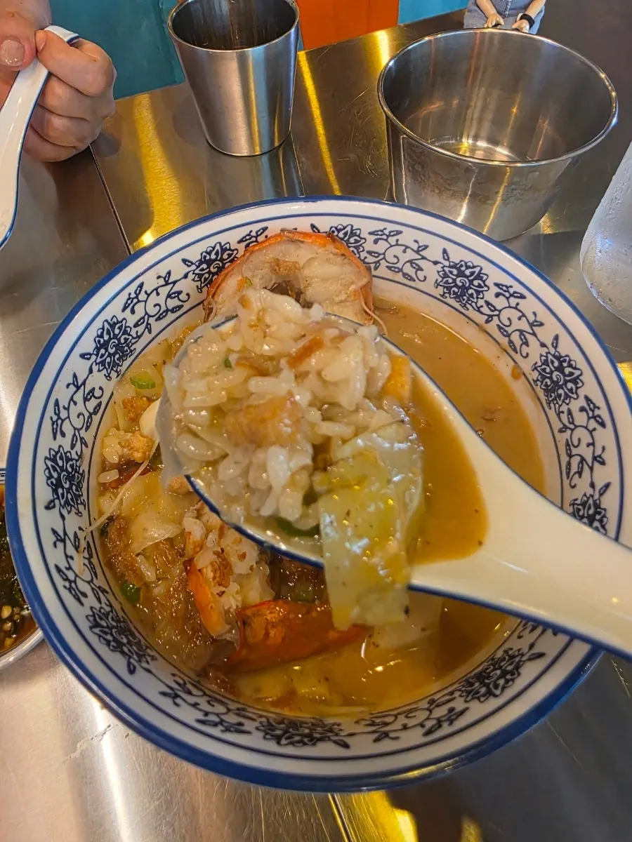 밥과 고기, 진한 새우국물이 담긴 새우국밥