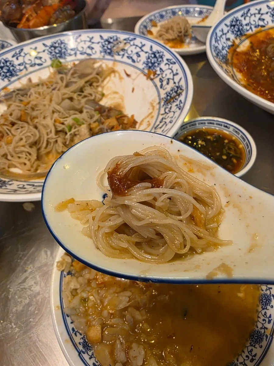 새우국수에 삼발소스를 곁들인 모습