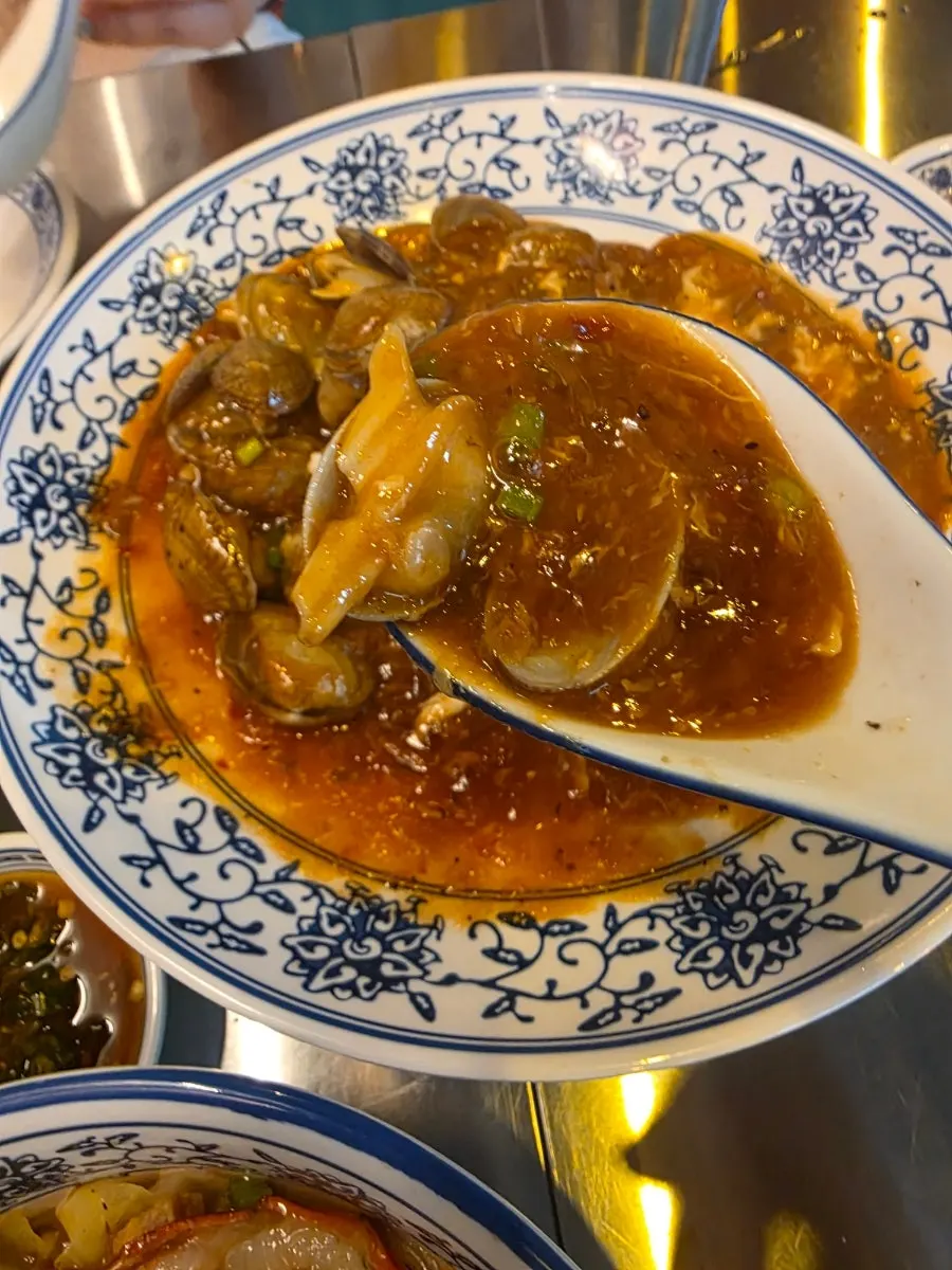 조개가 푸짐한 칠리 클램과 꽃빵튀김