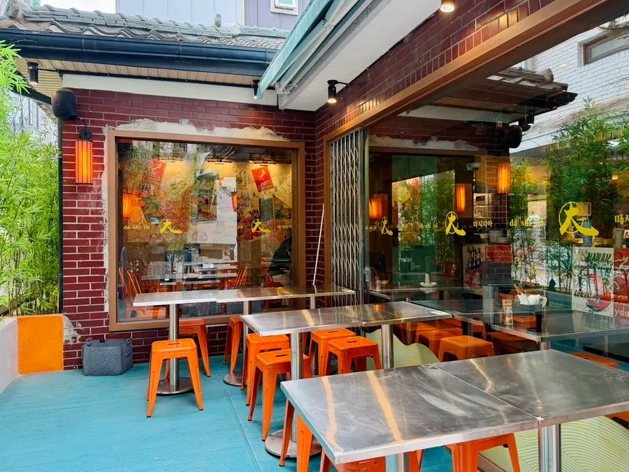 Tables and chairs in the Ttasijia Yeonnam dining hall