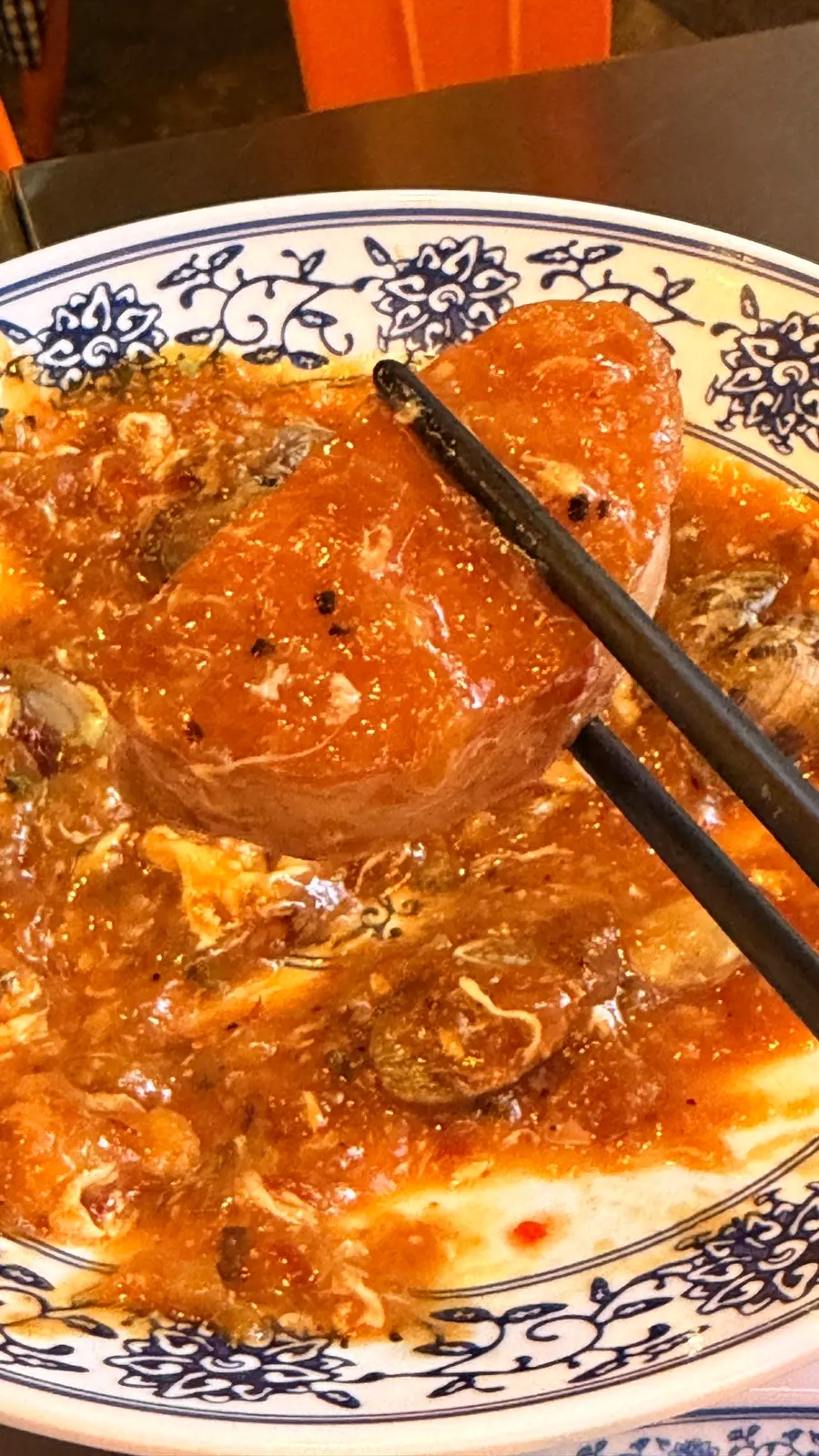 칠리소스에 조린 바지락과 꽃빵