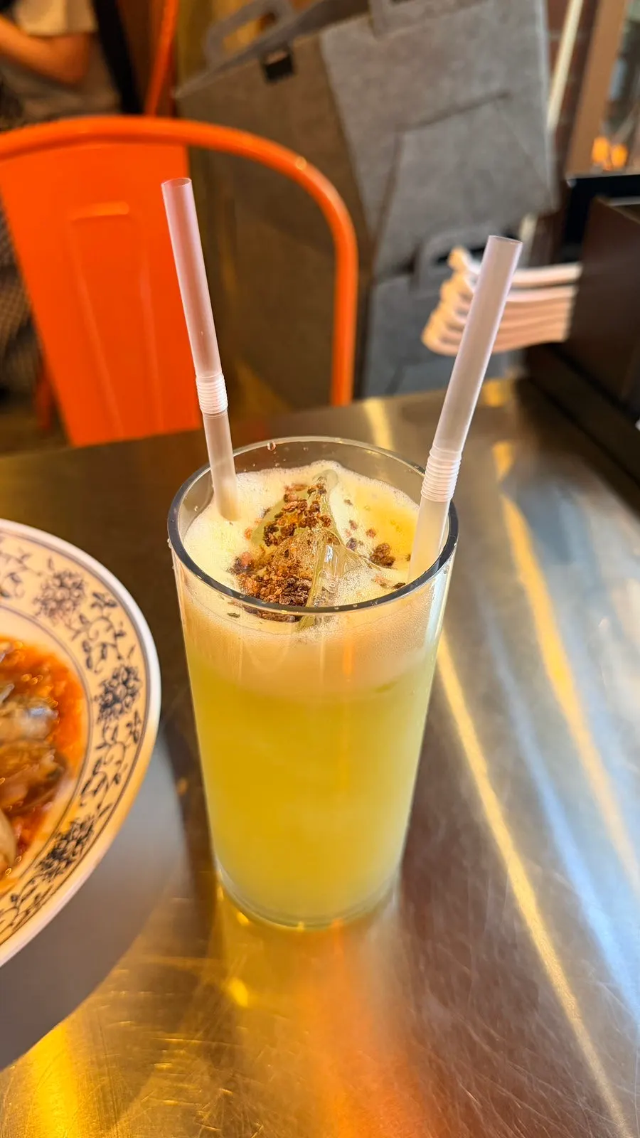 꽃빵을 칠리소스에 찍는 모습