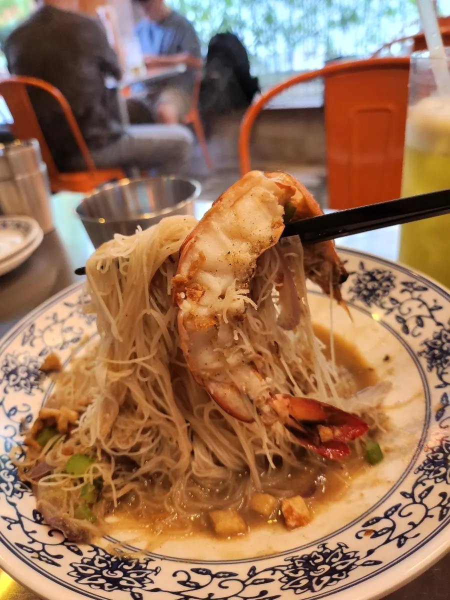 Thin noodles soaked in broth for the shrimp broth fried noodles