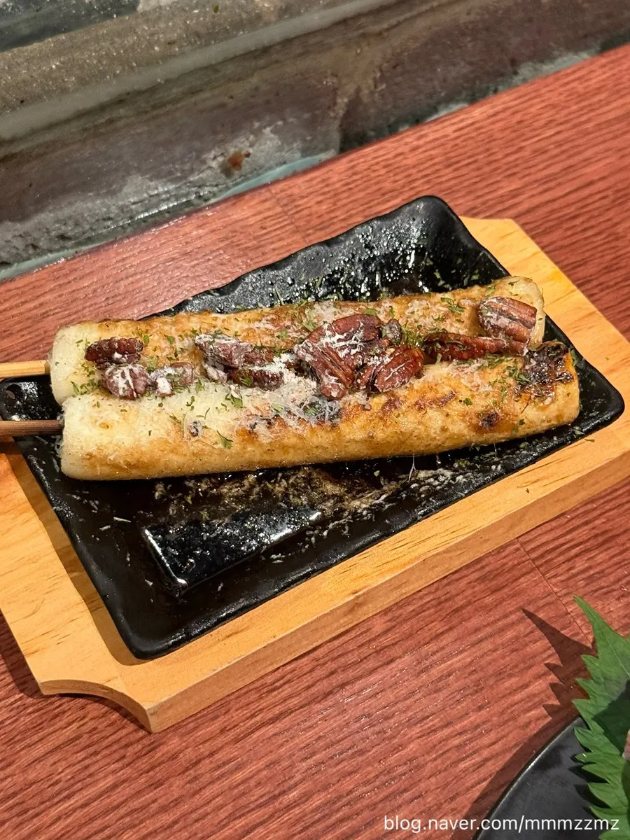 Cross-section of charcoal-grilled rice cake with sweet sauce
