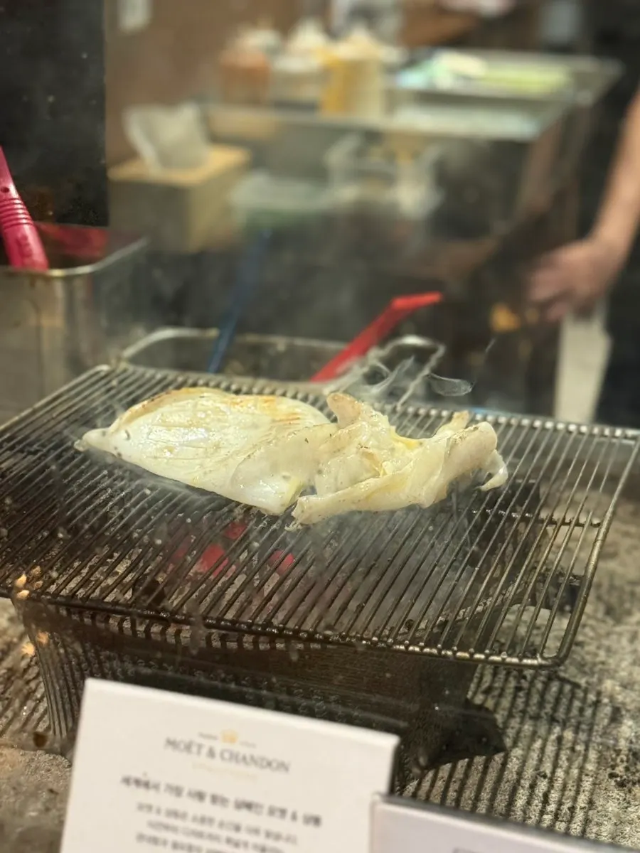 바 자리에서 본 숯불 불쇼