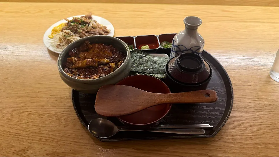 Wide shot of Tawa's signature Nagoya-style hitsumabushi
