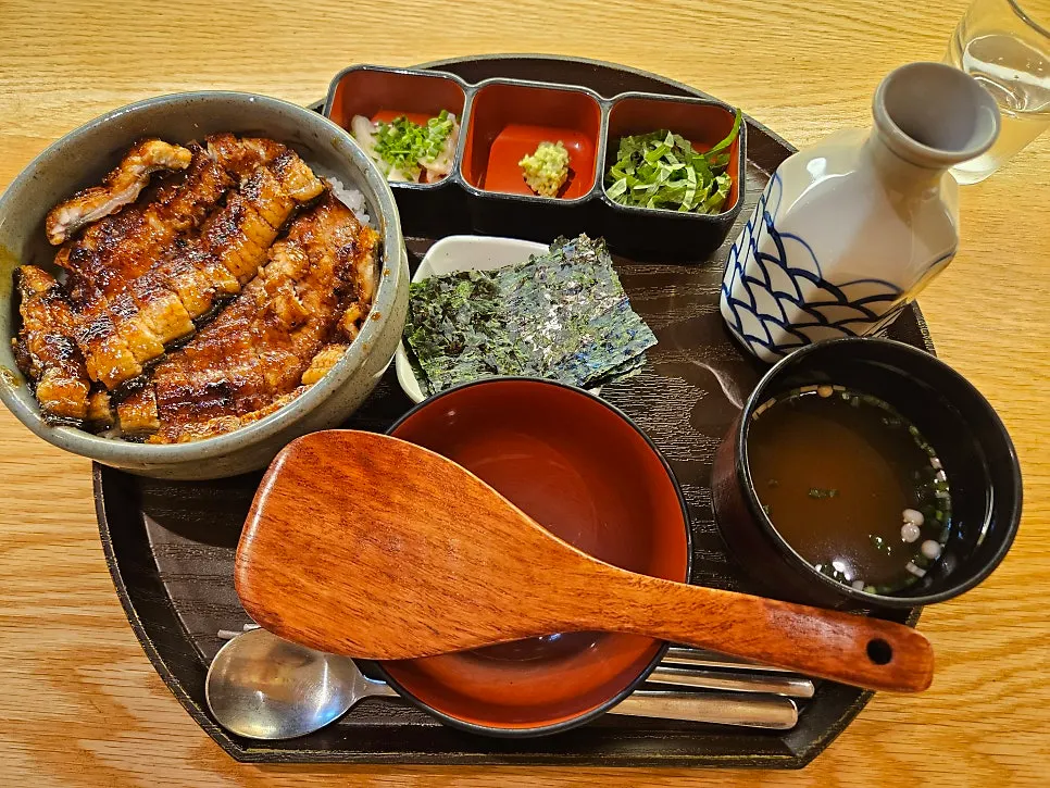 Hitsumabushi topped with charcoal-grilled eel
