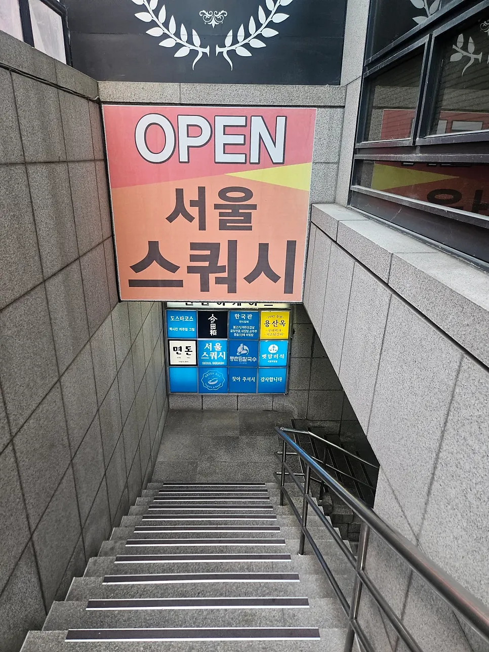 Sign guiding to Tawa's entrance in front of City Hall Station Exit 10