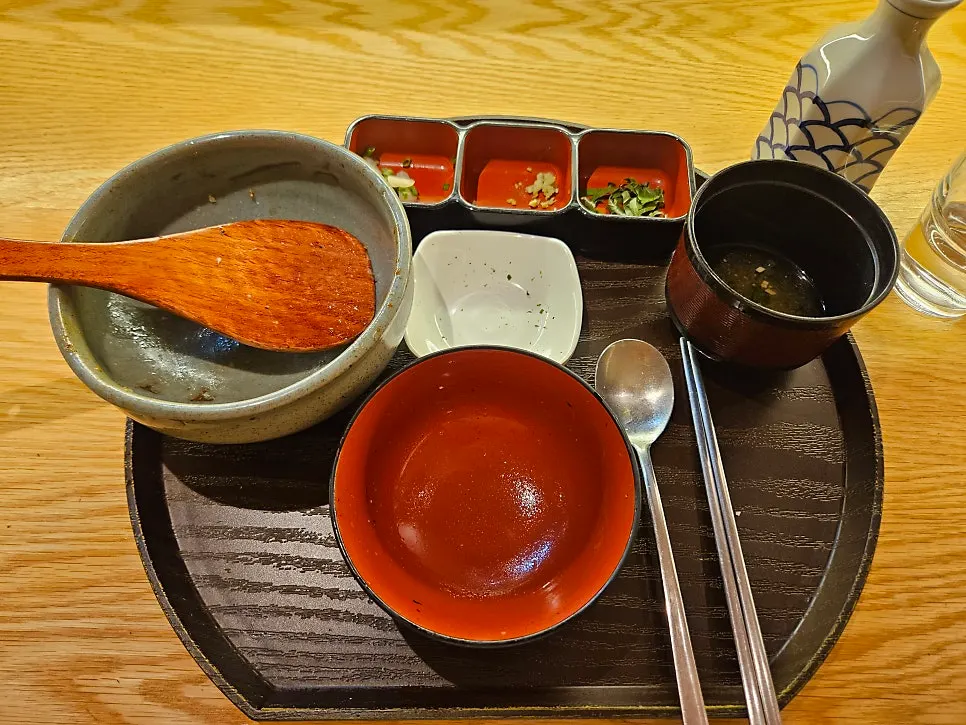 An emptied hitsumabushi bowl