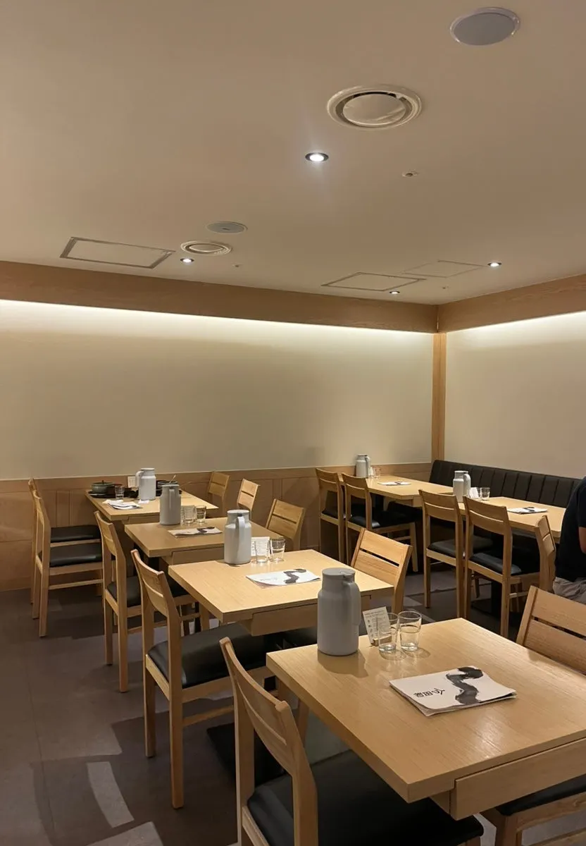 타와 매장 내부 좌석 전경
