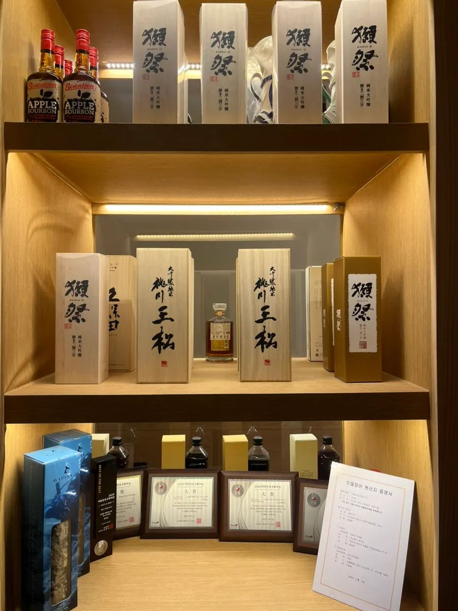 사케와 원산지 증명서가 놓인 타와 진열장