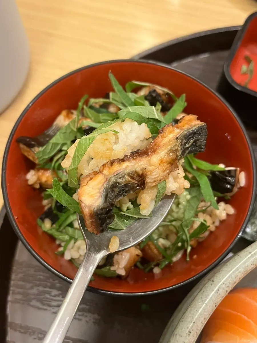 테이블에 놓인 히츠마부시 맛있게 먹는 법 안내
