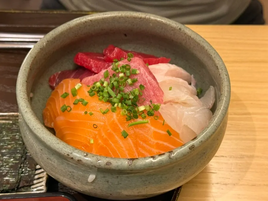 Full table setting of Tawa's kaisendon