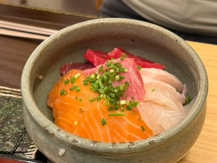 Close-up of flounder, salmon, and tuna on the kaisendon