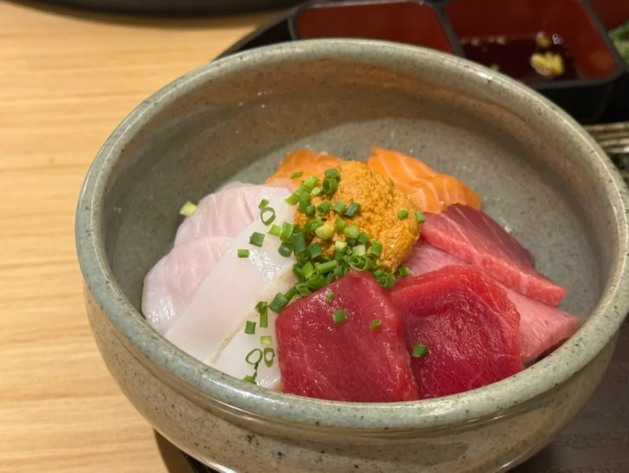 Sashimi placed on seasoned rice in the kaisendon