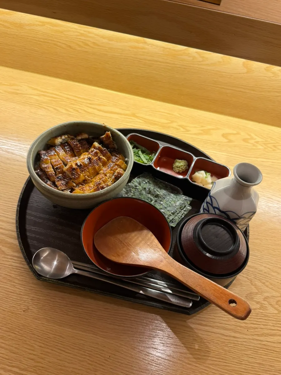 Hitsumabushi table setting served with green tea