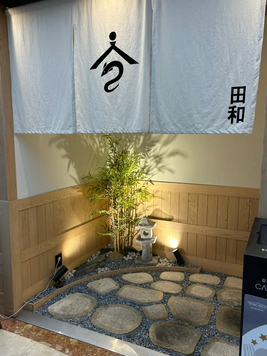 Catch Table waiting kiosk in front of the restaurant