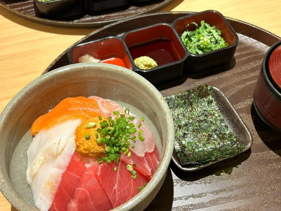 Kaisendon topped with flounder, salmon, tuna, squid, and ankimo