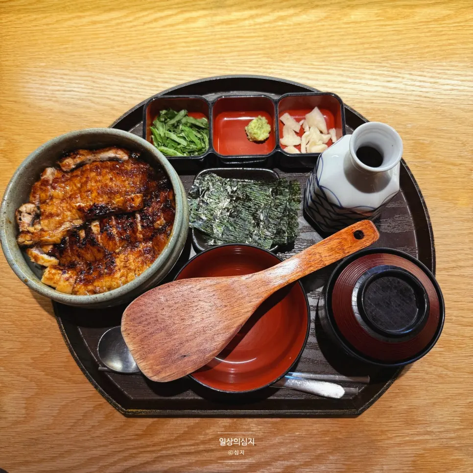 Neatly arranged hitsumabushi table setting
