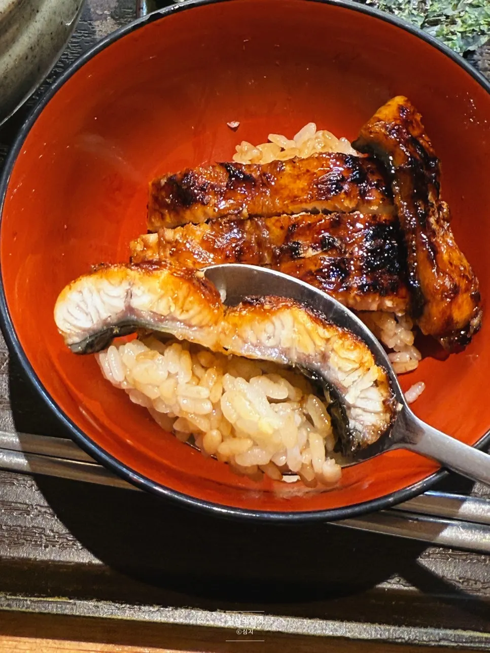 A spoonful of eel and rice eaten plain