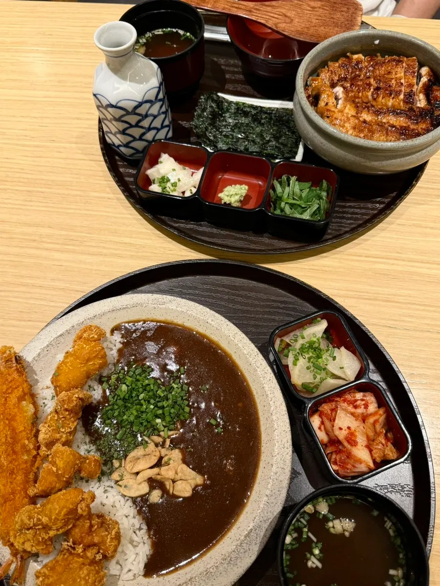 일식카레를 밥에 올린 모습