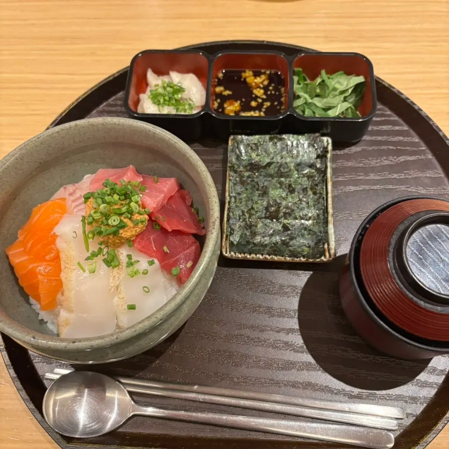 Close-up of the thick sashimi in the kaisendon