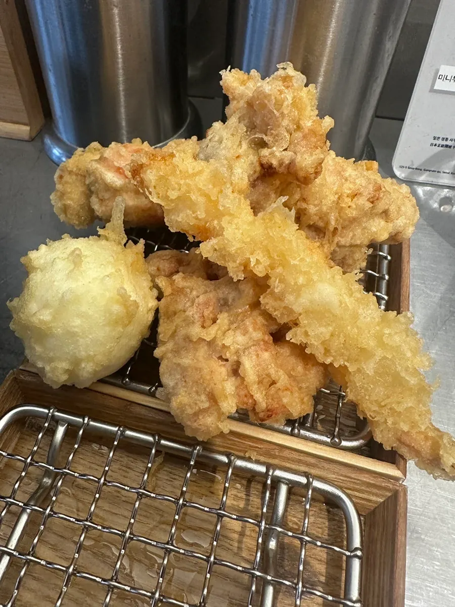 Fried side dishes served with cold kake udon