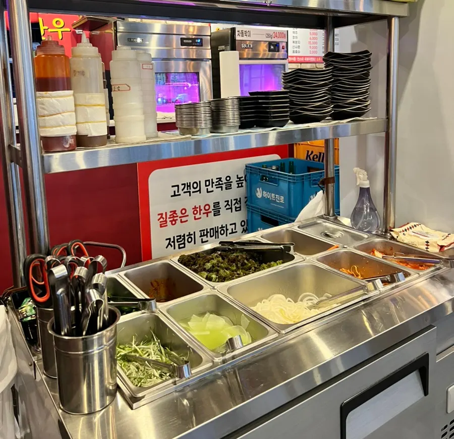 셀프로 담아온 반찬 접시