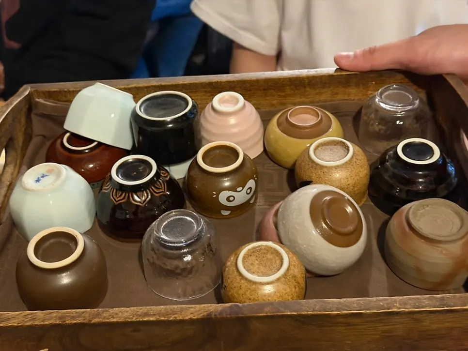 Warm tokkuri sake with a self-chosen raccoon dog cup