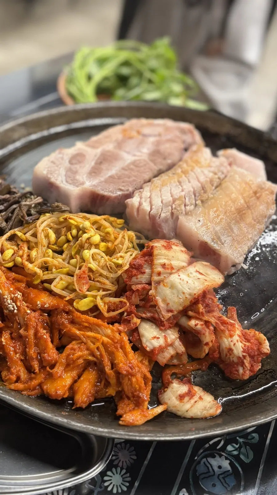 Seasoned deodeok grilling together with the meat fat
