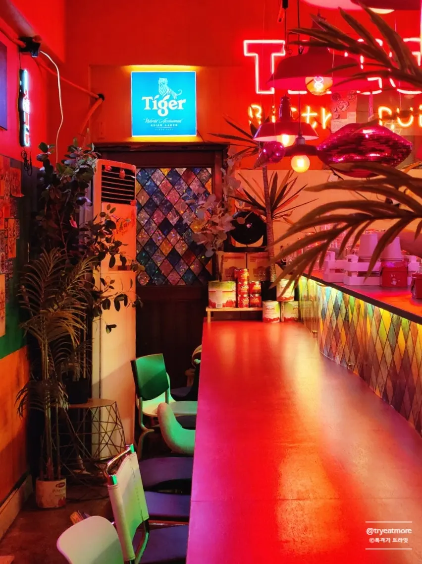 The long straight bar seating at Teolbone Taco