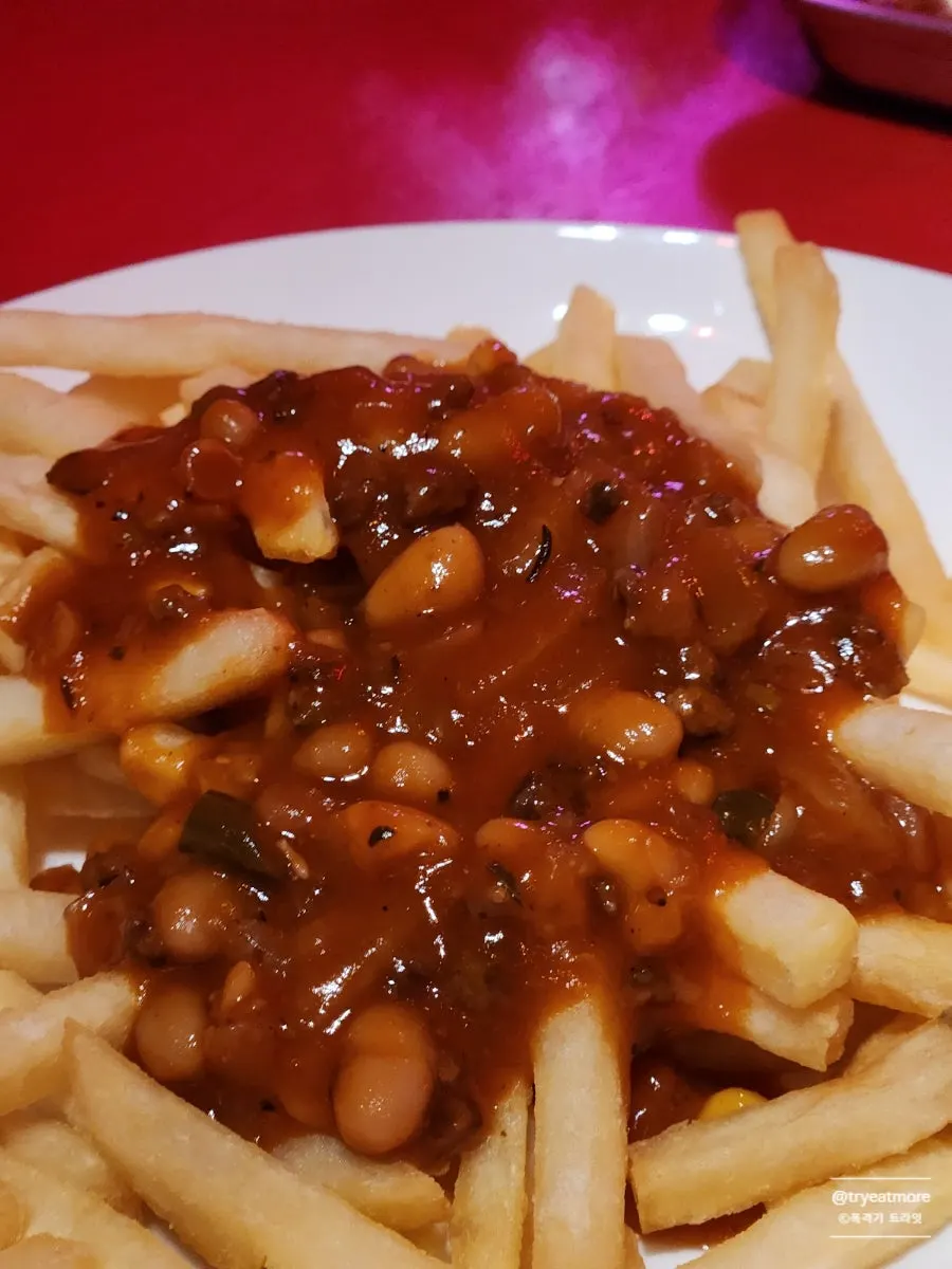 Chili fries topped with chili sauce and ground meat