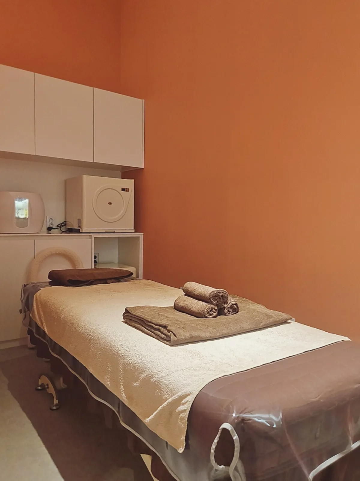 Private one-person treatment room used by a single guest