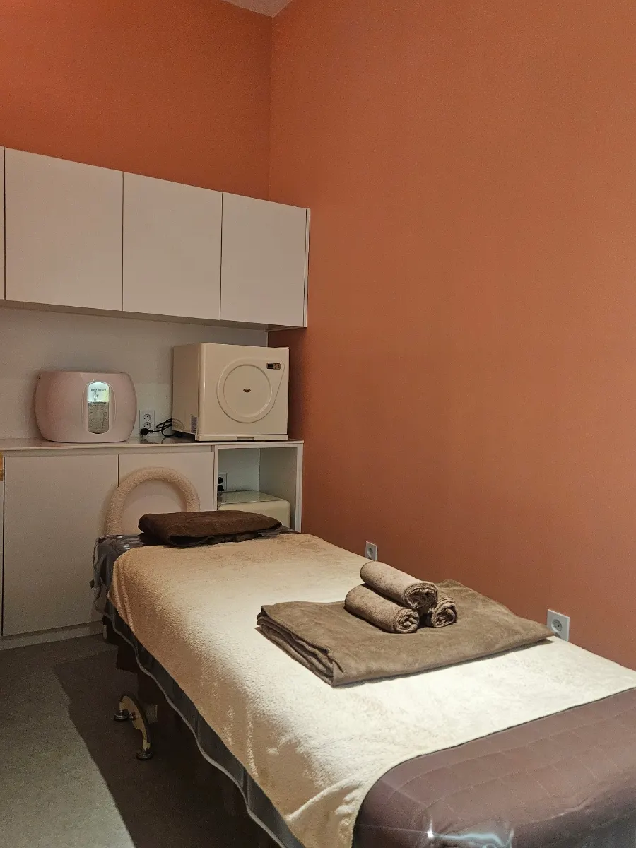Treatment bed where the 90-minute dry-hand massage took place