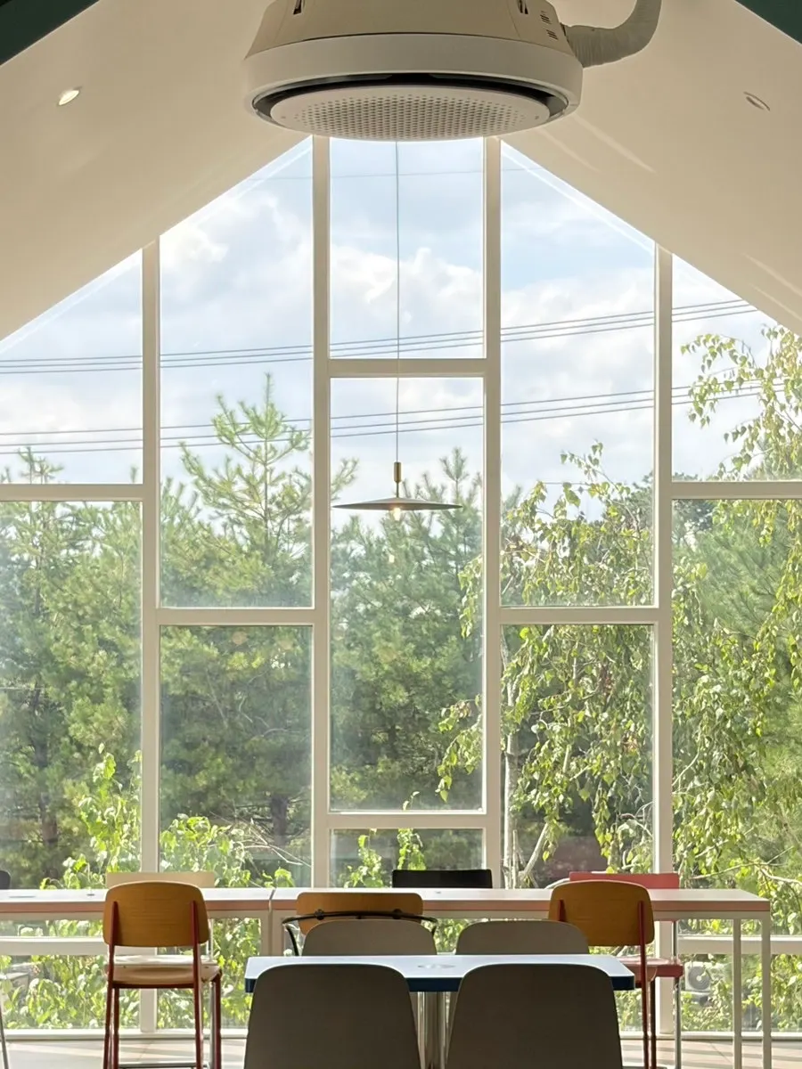 Terreno Cité's 2nd-floor full window view