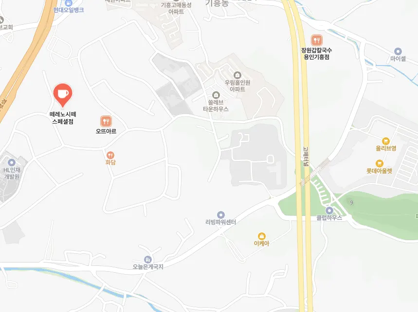 야외 테라스 테이블과 자작나무 숲