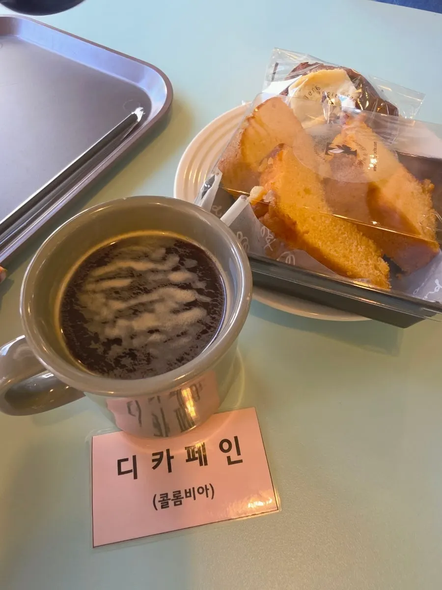 햇살이 드는 카페 한켠